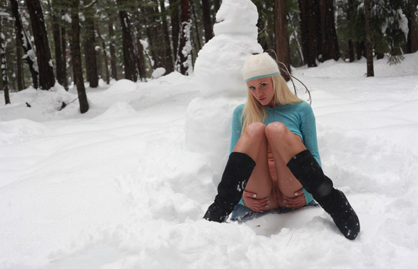 Роскошная блонда развлекается голая у снежной бабы