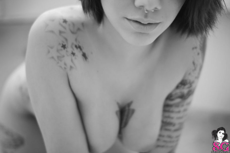 Красотка с татуировками голышом в ванной комнате